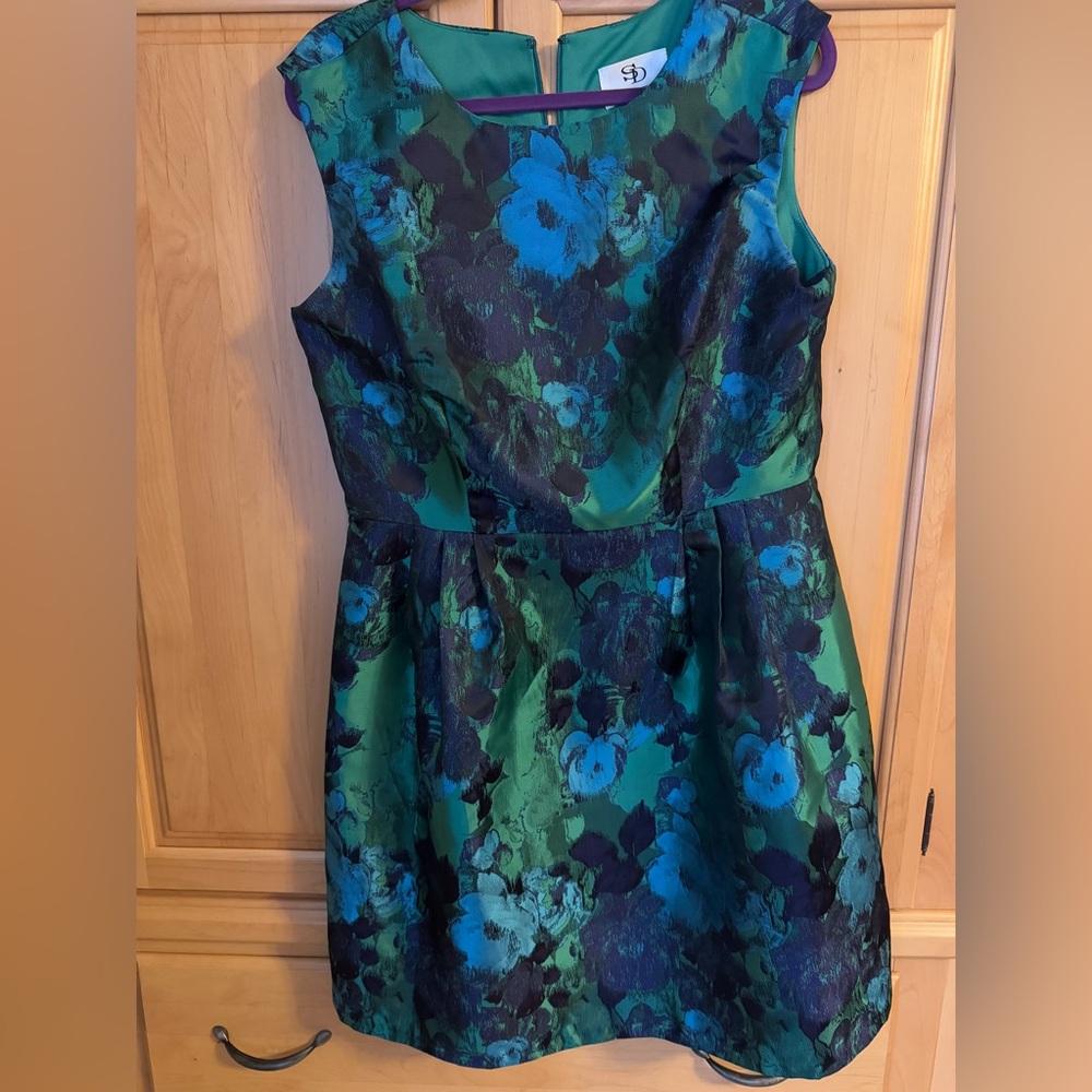 Floral women’s dress size 14. Super pretty. Excellent condition. Zipper on back.